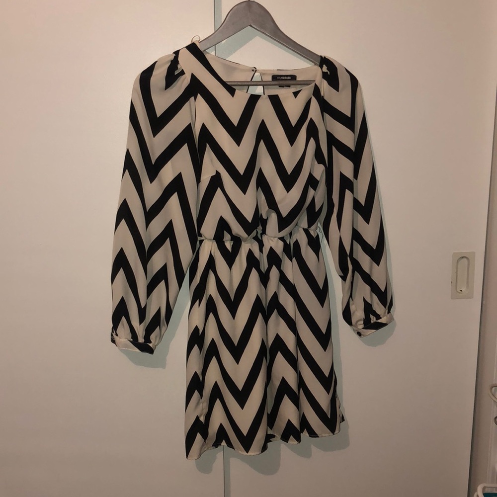 Black and white zig zag stripe long sleeve dress